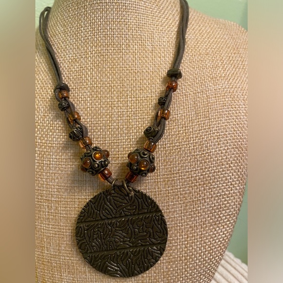 Boho orange bead and metal disc necklace - Picture 4 of 4